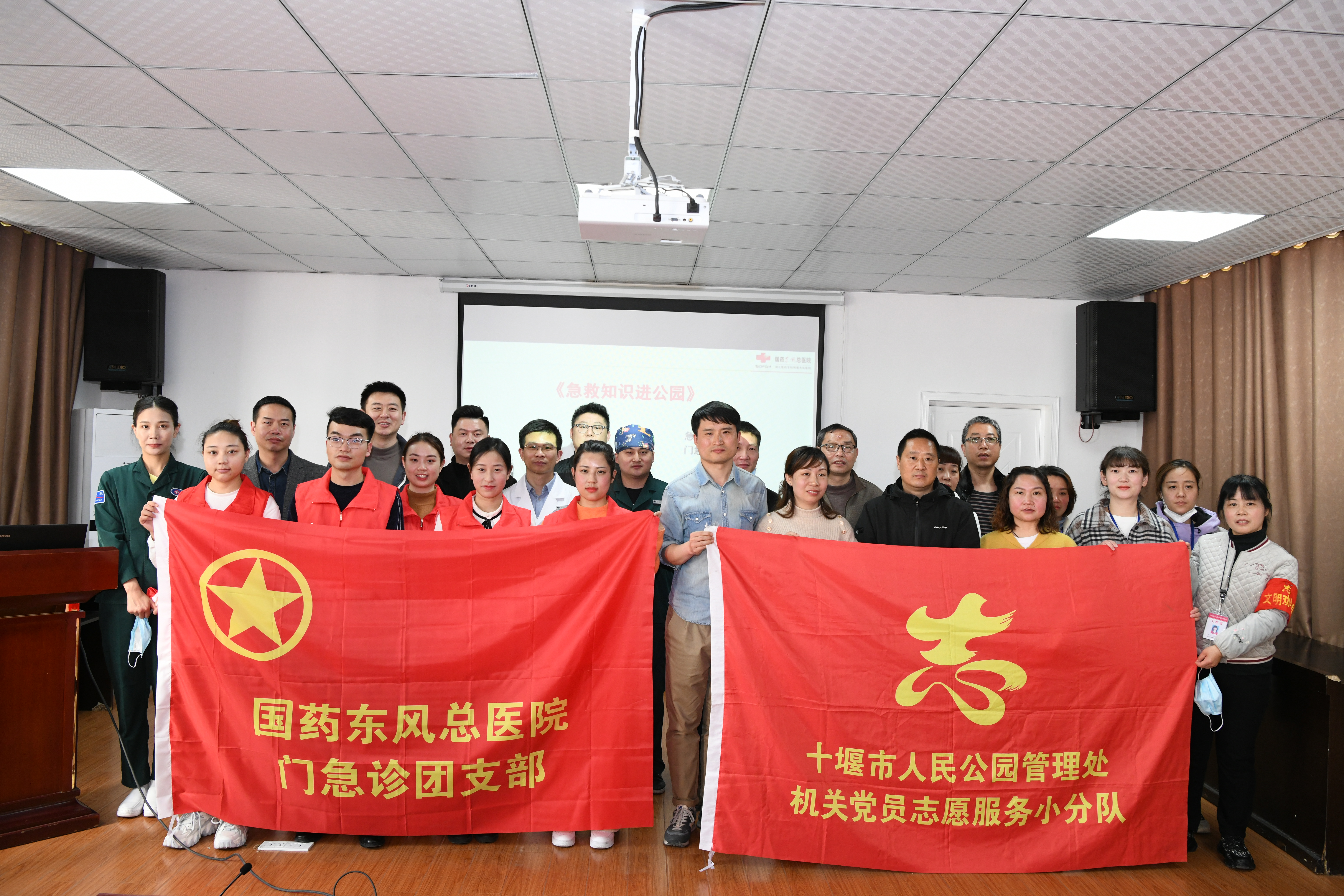 5、與會(huì)人員合影